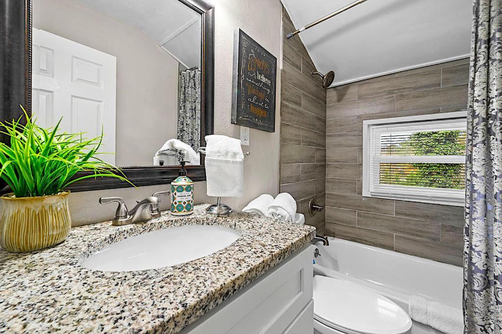 Goodkarma Rentals Refreshed Smyrna Home Near Battery Atl Half Mile To Interstate Атланта Екстериор снимка
